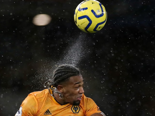 Wolverhampton Wanderers' Adama Traore nach einem Kopfball.