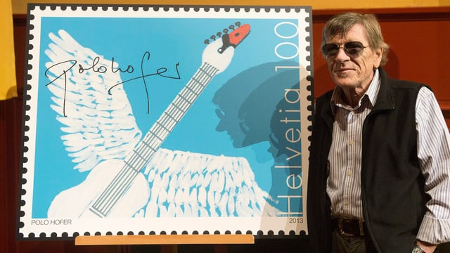 Polo Hofer mit seiner Briefmarke. Polo Hofer mit seiner Briefmarke.