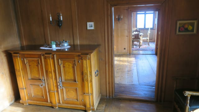 Eine Kommode aus Holz. Eine Kommode aus Holz.