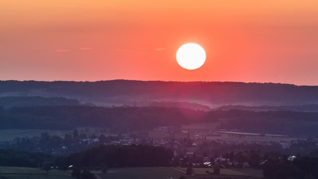 Feuriger Sonnenuntergang am Montag über der Nordwestschweiz bei Muttenz. Feuriger Sonnenuntergang am Montag über der Nordwestschweiz bei Muttenz.