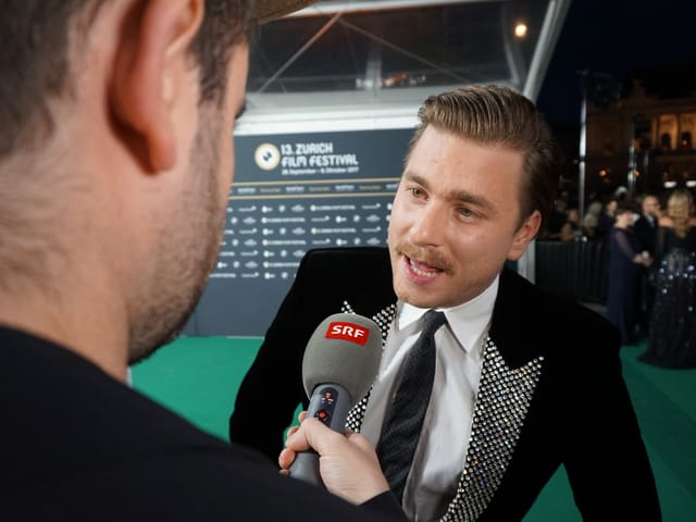 Baschi ist mit seiner neuen Freundin angereist, gab aber nur alleine Interviews.