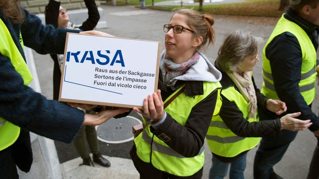 Rasa-Komitee-Mitglieder tragen Kartons voller Unterschriften. Rasa-Komitee-Mitglieder tragen Kartons voller Unterschriften.