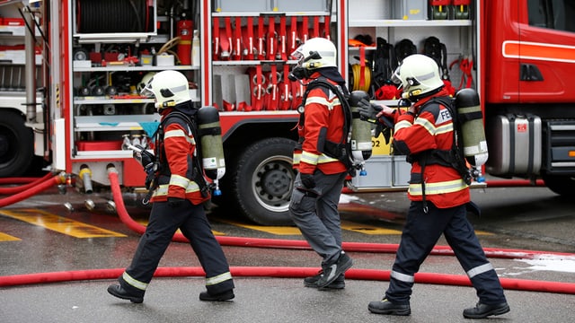 Feuerwehrleute mit Sauerstoffmasken Feuerwehrleute mit Sauerstoffmasken