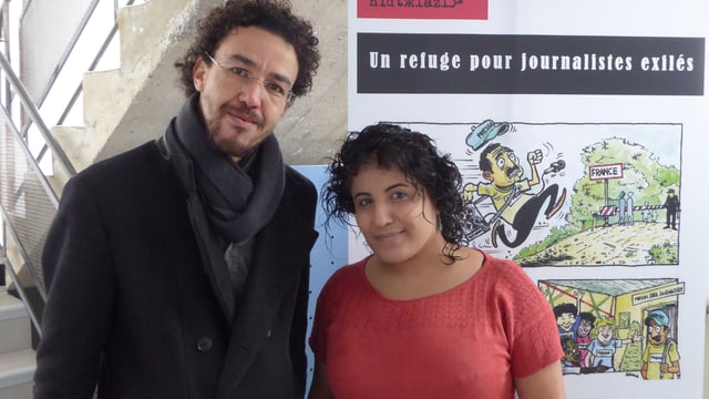 Rowaida Kanaan posiert mit einem syrischen Journalisten. Rowaida Kanaan posiert mit einem syrischen Journalisten.
