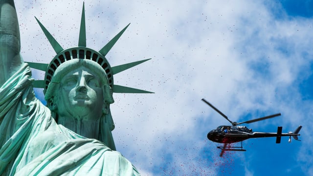Helikopter fliegt um Freiheitsstatue Helikopter fliegt um Freiheitsstatue