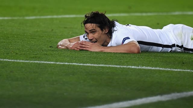 Edinson Cavani liegt am Boden Edinson Cavani liegt am Boden