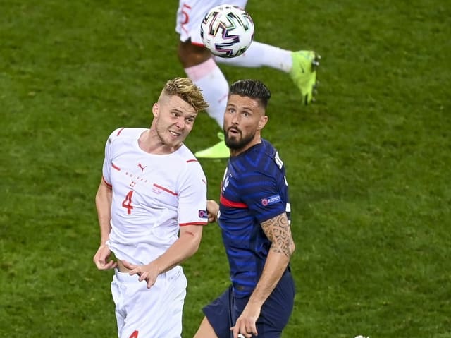 Nico Elvedi und Olivier Giroud im Luft-Duell. Nico Elvedi und Olivier Giroud im Luft-Duell.
