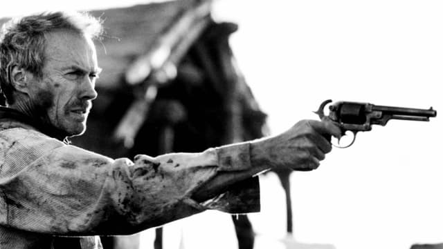 Ein Mann mit gezogenem Revolver Ein Mann mit gezogenem Revolver