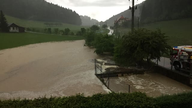 Ein Bach hat bei Kehrsatz sein Bett verlassen. Ein Bach hat bei Kehrsatz sein Bett verlassen.