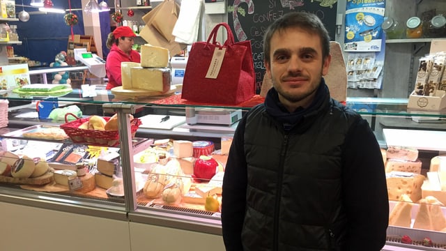 Michael De Palo steht in seinem Quartiermarkt Michael De Palo steht in seinem Quartiermarkt