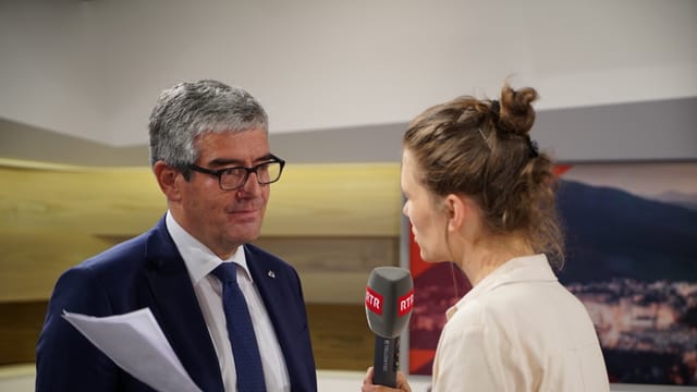 Jon Domenic Parolini en discurs cun Sabrina Bundi da RTR