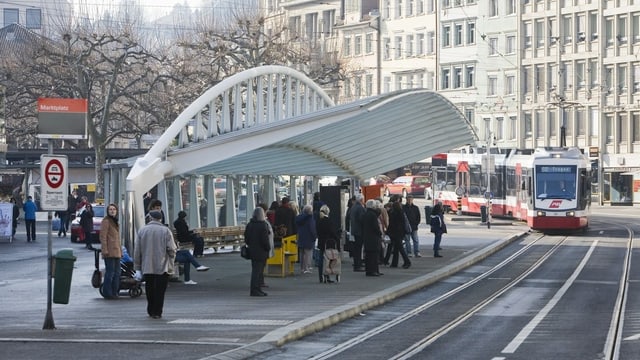 Die Bushaltestelle Marktplatz-Bohl des Architekten Santiago Calatrava in St. Gallen ist zu sehen. Die Bushaltestelle Marktplatz-Bohl des Architekten Santiago Calatrava in St. Gallen ist zu sehen.