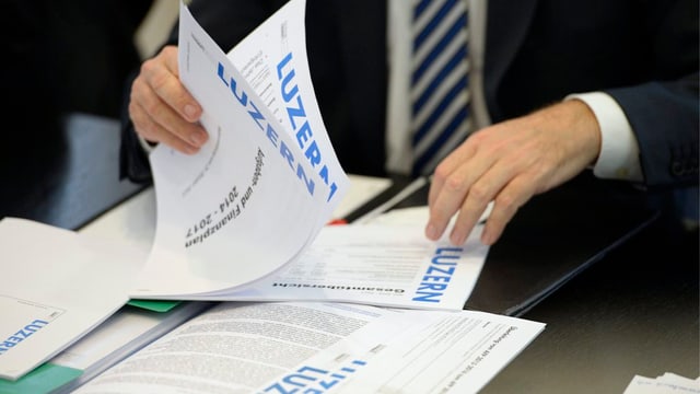 Mann mit Papier. Mann mit Papier.