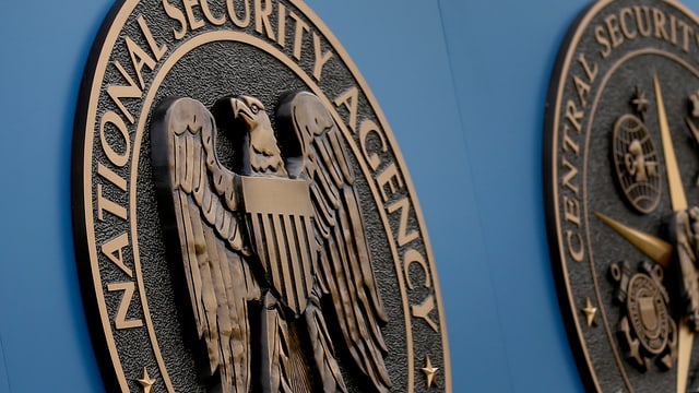 Das Wahrzeichen der NSA: Ein Adler auf einer runden Bronzetafel Das Wahrzeichen der NSA: Ein Adler auf einer runden Bronzetafel