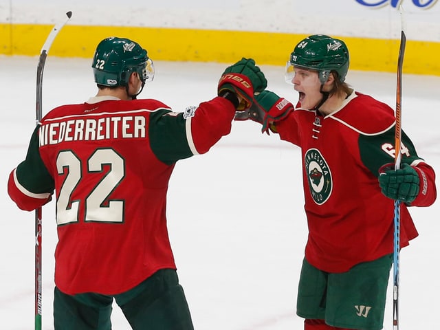 Nino Niederreiter und Finnlands Mikael Granlund im Dress der Minnesota Wild. Nino Niederreiter und Finnlands Mikael Granlund im Dress der Minnesota Wild.