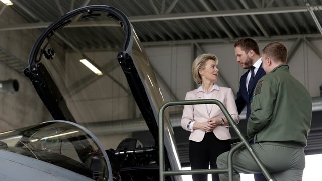Von der Leyen spricht vor Eurofighter mit dem estnischen Verteidigungsminister. Von der Leyen spricht vor Eurofighter mit dem estnischen Verteidigungsminister.
