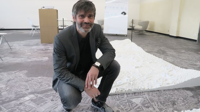 Mann vor Modell Mann vor Modell