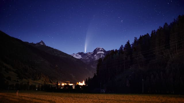 Am Wochenende war der Komet auch im Goms zu sehen. Am Wochenende war der Komet auch im Goms zu sehen.