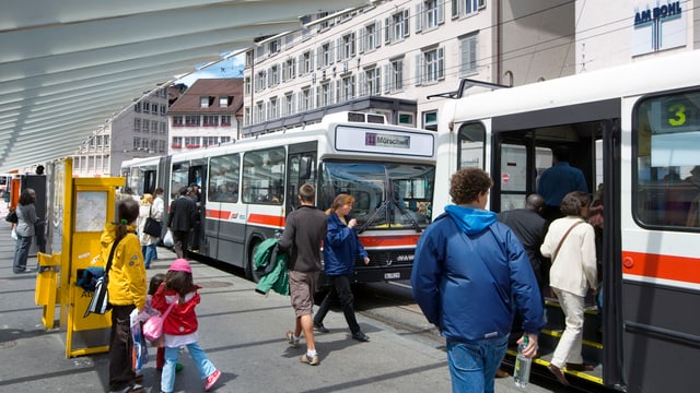 Menschen steigen in einen Bus. Menschen steigen in einen Bus.