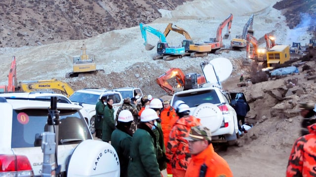 Rettungskräfte und Bagger am Unglücksort der Mine Rettungskräfte und Bagger am Unglücksort der Mine