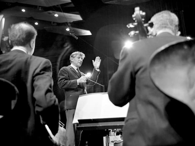Leonard Bernstein und Orchester-Musiker Leonard Bernstein und Orchester-Musiker