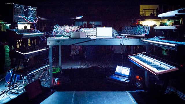 Mehrere Synthesizer stehen bereti für ein Konzert. Mehrere Synthesizer stehen bereti für ein Konzert.