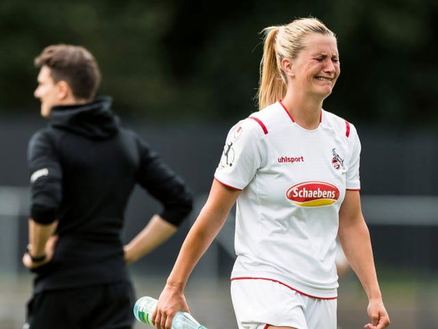 Rachel Rinast vom 1. FC Köln weint nach dem Abstieg bittere Tränen.