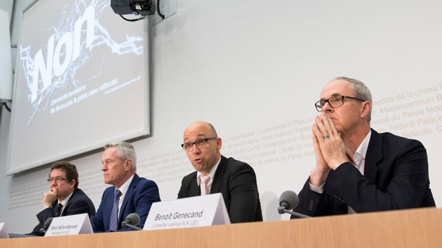 Vertreter von SVP, CVP, FDP und BDP warnten in Bern vor der «extremen Ausstiegsinitiative». Vertreter von SVP, CVP, FDP und BDP warnten in Bern vor der «extremen Ausstiegsinitiative».