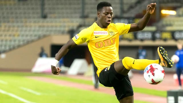 Jordan Lotomba versucht einen Ball mit dem rechten Fuss zu behändigen. Jordan Lotomba versucht einen Ball mit dem rechten Fuss zu behändigen.