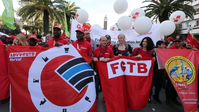 Demonstranten mit grossen Transparenten und Fahnen Demonstranten mit grossen Transparenten und Fahnen