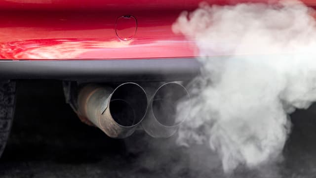 Ein Auspuffrohr eines Autos Ein Auspuffrohr eines Autos