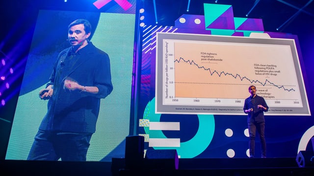 Ein Bild von James Bridle in Amsterdam 2019 auf der Bühne einer Tech-Konferenz. Ein Bild von James Bridle in Amsterdam 2019 auf der Bühne einer Tech-Konferenz.