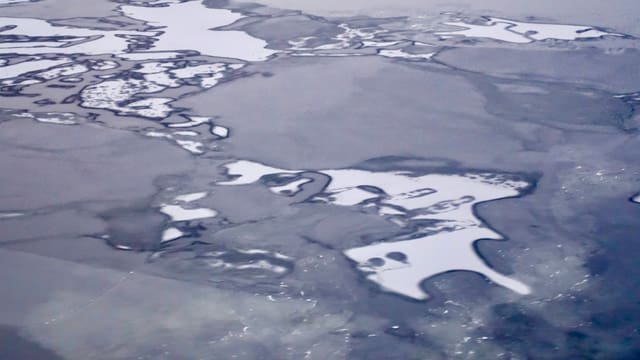 Eisschollen treiben auf dem Meer in Hafen von Kirkenes. Eisschollen treiben auf dem Meer in Hafen von Kirkenes.