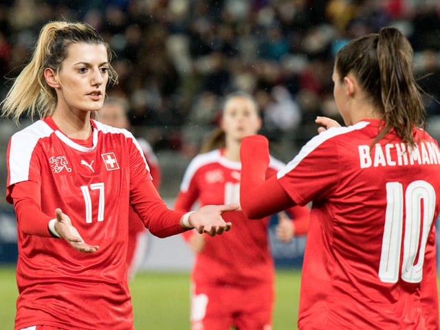 Florijana Ismaili und Ramona Bachmann. Florijana Ismaili und Ramona Bachmann.