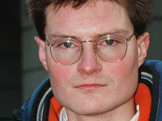 Christoph Meili im Jahr 1997 vor dem damaligen SBG-Logo, nach seinem Fund von Akten nachrichtenloser Vermögen, die vernichtet werden sollten. Christoph Meili im Jahr 1997 vor dem damaligen SBG-Logo, nach seinem Fund von Akten nachrichtenloser Vermögen, die vernichtet werden sollten.