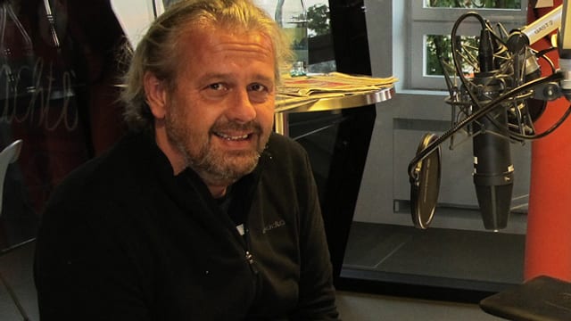 Dominik Flammer sitzt im Radiostudio. Dominik Flammer sitzt im Radiostudio.
