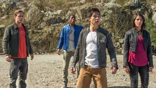 Die Power Rangers schauen mit fassungslosen Gesichtern in die Ferne. Die Power Rangers schauen mit fassungslosen Gesichtern in die Ferne.