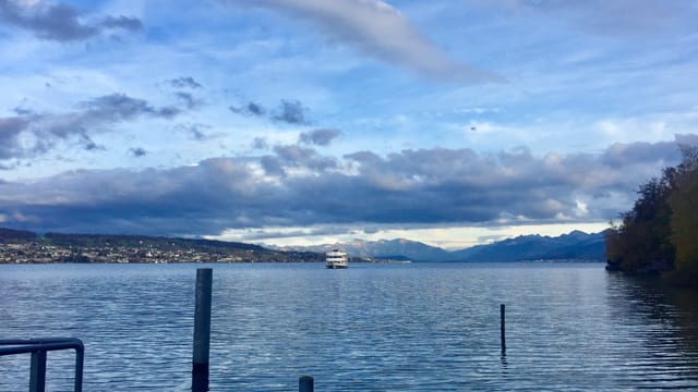 Blick von Au am Zürichsee Richtung föhnige Alpen. Blick von Au am Zürichsee Richtung föhnige Alpen.