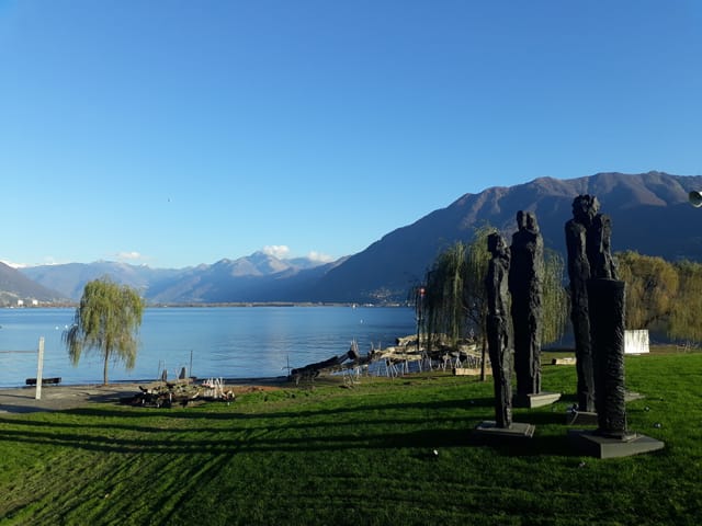 Blick vom Lido in Locarno Richtung Magadinoebene bei wolkenlosen Verhältnissen.