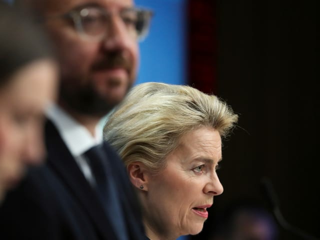 n EU-Ratspräsident Charles Michel (Mitte) und EU-Kommissionschefin Ursula von der Leyen n EU-Ratspräsident Charles Michel (Mitte) und EU-Kommissionschefin Ursula von der Leyen