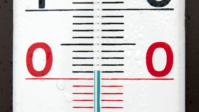 Ein Thermometer, das 1 Grad anzeigt. Ein Thermometer, das 1 Grad anzeigt.