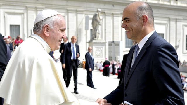 Papst Franziskus (links) und Alain Berset (rechts) geben sich die Hand. Papst Franziskus (links) und Alain Berset (rechts) geben sich die Hand.
