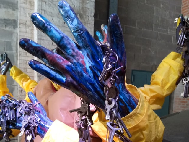 An einer blauen Hand hängen zahlreiche Schlüssel An einer blauen Hand hängen zahlreiche Schlüssel