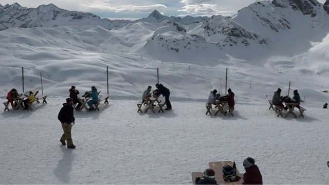 Terrasse mit Abstand – im Obwaldner Skigebiet Melchsee-Frutt. Terrasse mit Abstand – im Obwaldner Skigebiet Melchsee-Frutt.