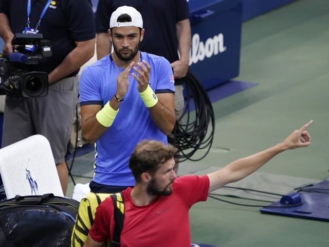 Matteo Berrettini applaudiert dem ausgeschiedenen Oscar Otte. Matteo Berrettini applaudiert dem ausgeschiedenen Oscar Otte.