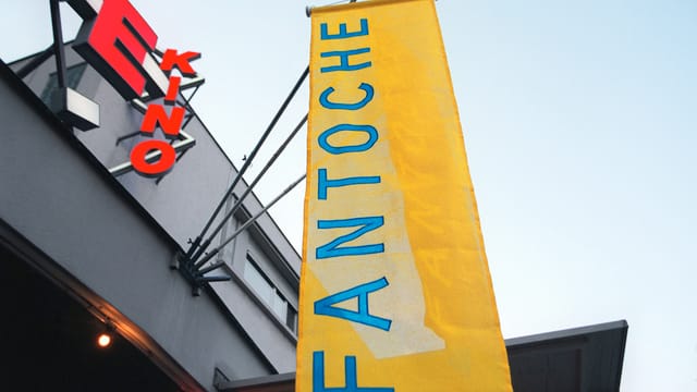 Flagge vor Kino Flagge vor Kino