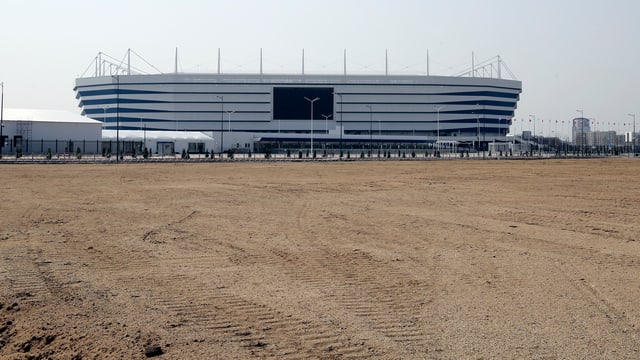 Stadion mit Sand davor Stadion mit Sand davor