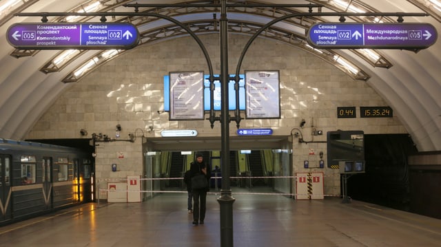 ina staziun da metro bandunada a St. Petersburg. ina staziun da metro bandunada a St. Petersburg.