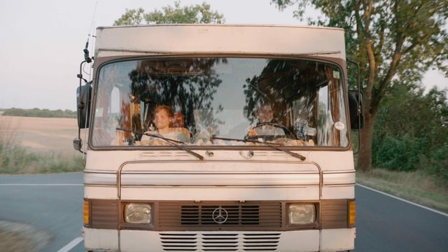 Filmszene: Ein Wohnmobil von aussen. Filmszene: Ein Wohnmobil von aussen.