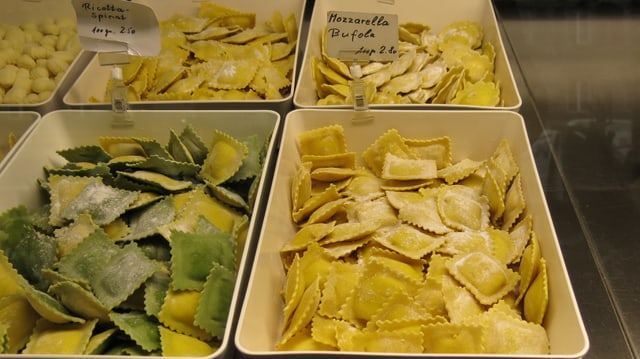 Frische Pasta in Auslage Frische Pasta in Auslage